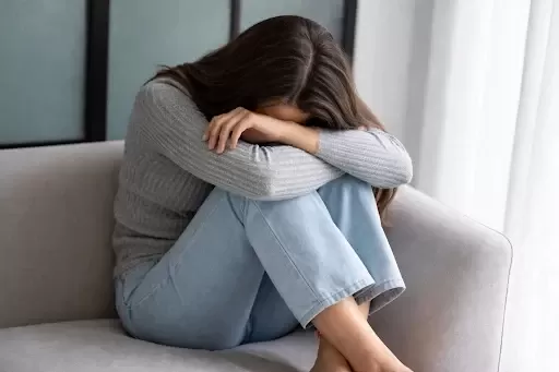 Alcohol-related health risks often develop sooner in women and may progress more quickly. These can include liver complications, cardiovascular strain, increased cancer risk, and worsening mental health. According to the Government of Canada website’s overview of alcohol use and its impacts, women may experience alcohol-related harm at lower levels of consumption compared to men, highlighting the importance of early support. Sleep disruption and hormonal imbalance can also increase cravings, making patterns harder to break without structured care.