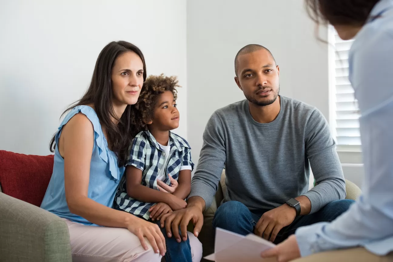 family consults with counselor.
